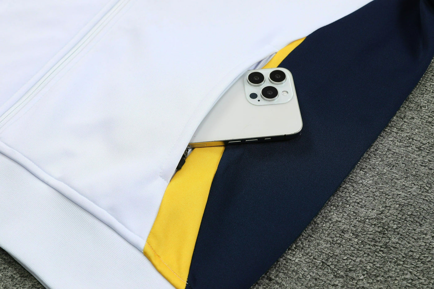 CONJUNTO DE VIAJE REAL MADRID 24/25 HOMBRE - Vitrine Futebolística