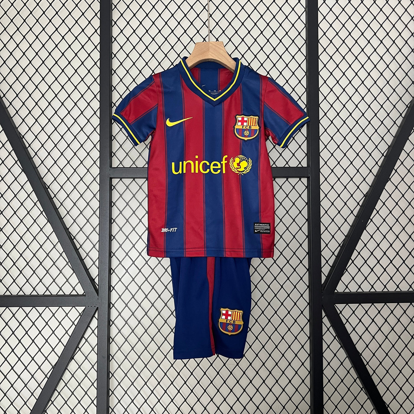 CAMISETA BARCELONA I 09/10 CONJUNTO INFANTIL (RETRO) - Vitrine Futebolística