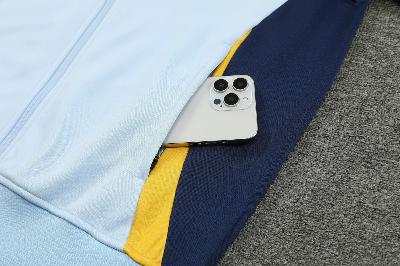 CONJUNTO DE VIAJE REAL MADRID 24/25 HOMBRE - Vitrine Futebolística