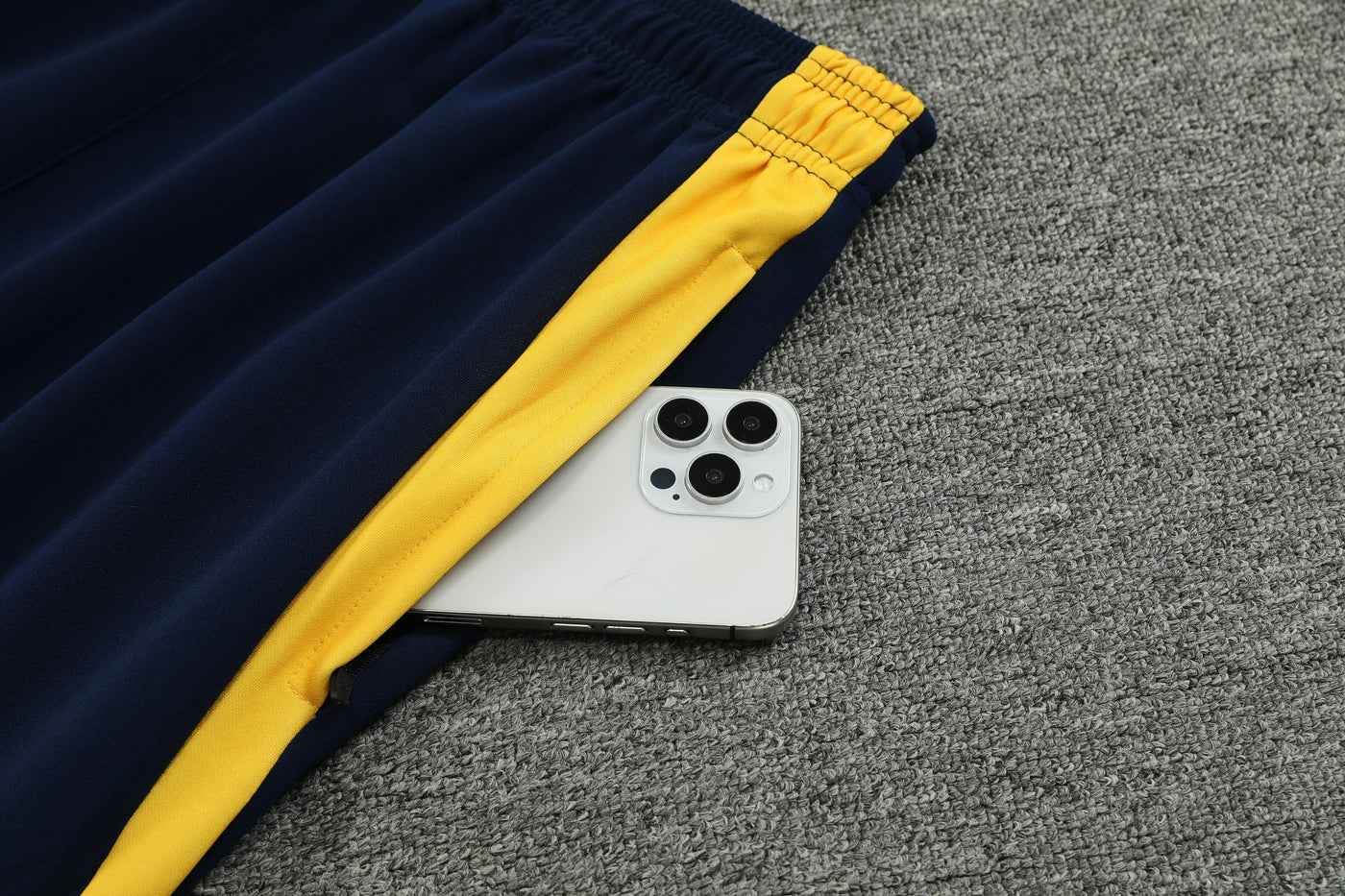 CONJUNTO DE VIAJE REAL MADRID 24/25 HOMBRE - Vitrine Futebolística