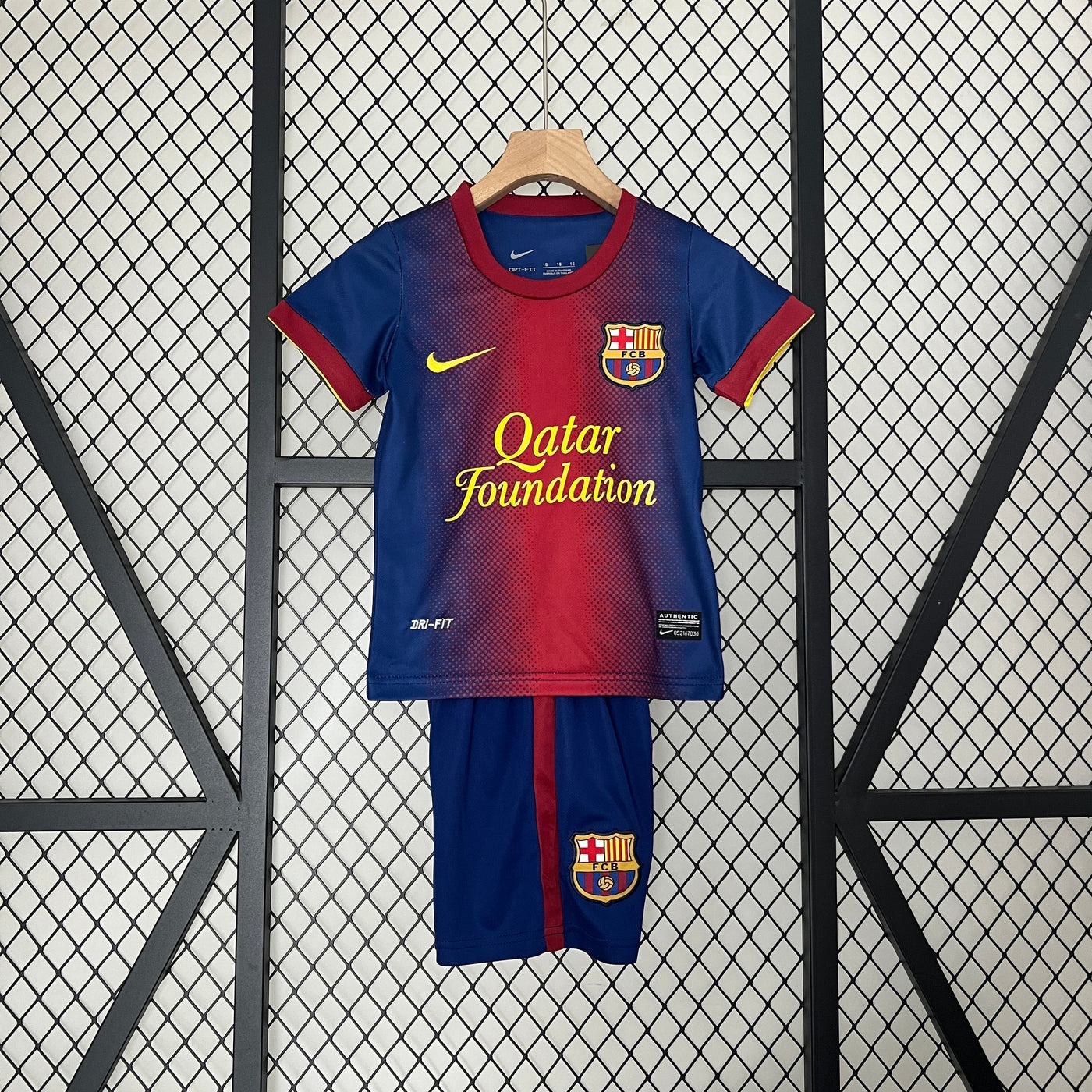CAMISETA BARCELONA I 12/13 CONJUNTO INFANTIL (RETRO) - Vitrine Futebolística