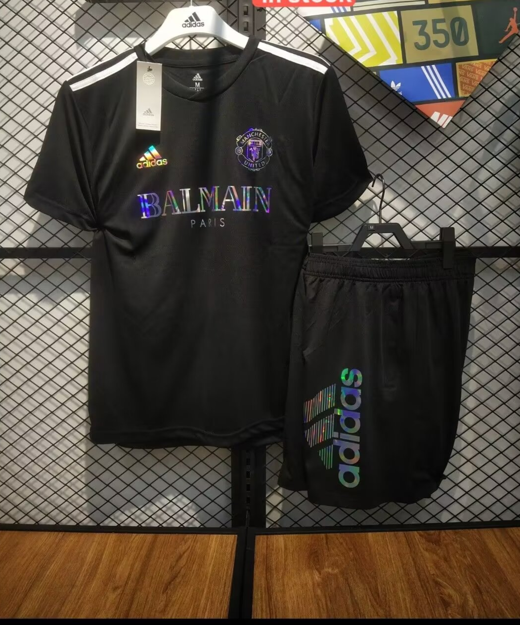CONJUNTO MANCHESTER UNITED EDICIÓN LIMITADA BALMAIN PARIS BLACK 24/25 HOMBRE - Vitrine Futebolística