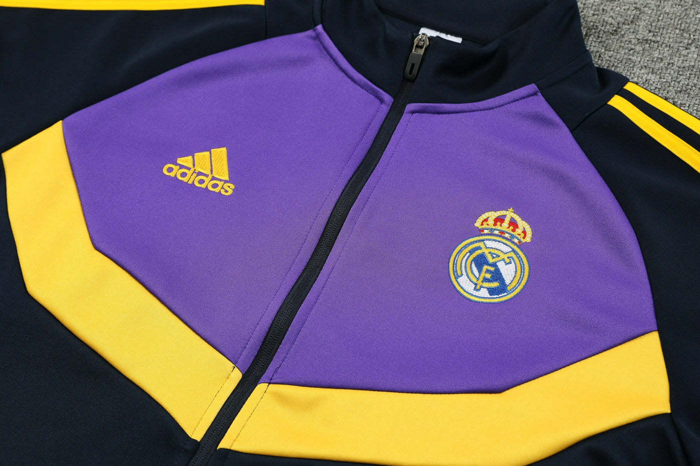 CONJUNTO DE VIAJE REAL MADRID 24/25 HOMBRE - Vitrine Futebolística